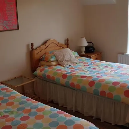 Beautiful 3 Bed With Balcony Sea View Apartment *